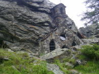 kleine Kirche : stark in den Fels geschlagen